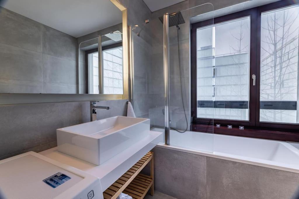 Modern Spacious Flat With A Terrace And A Parking 布拉格 外观 照片